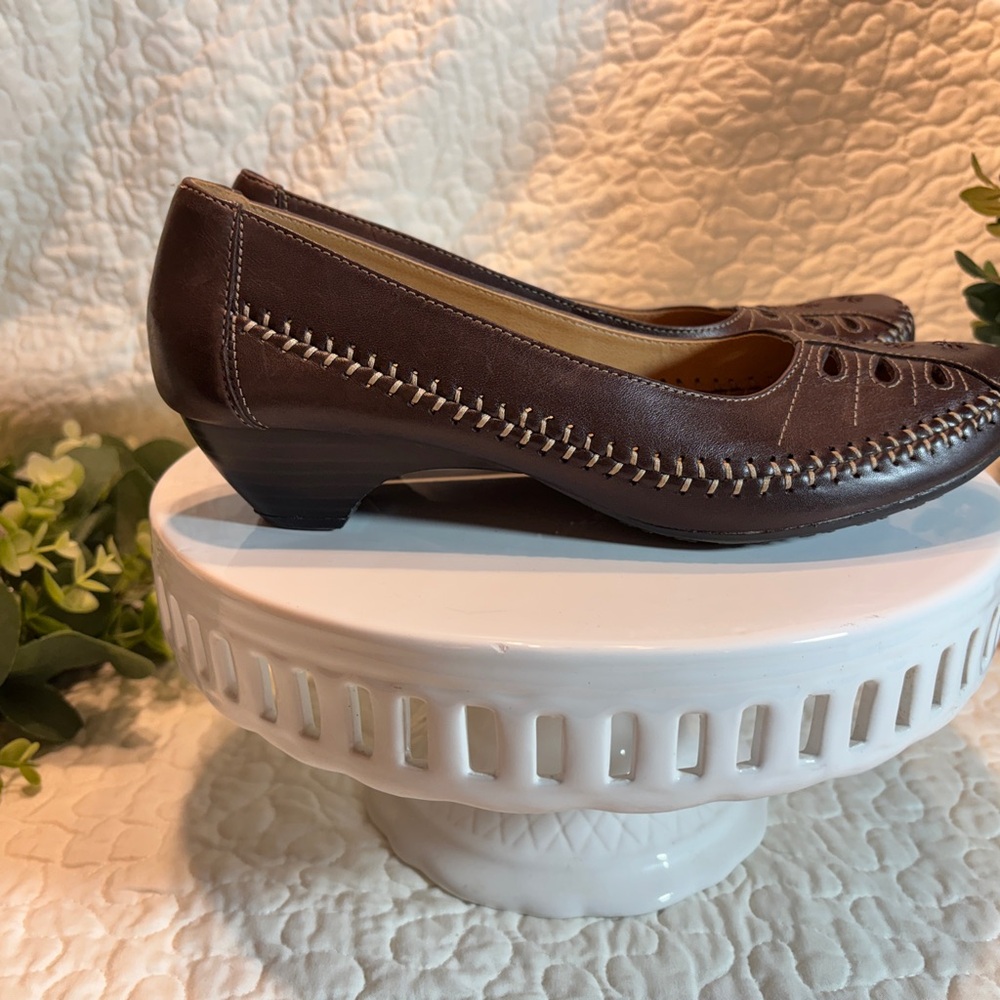 Bass Brown Leather Low Heel Moccasin Style with Floral Accents - Picture 4 of 5